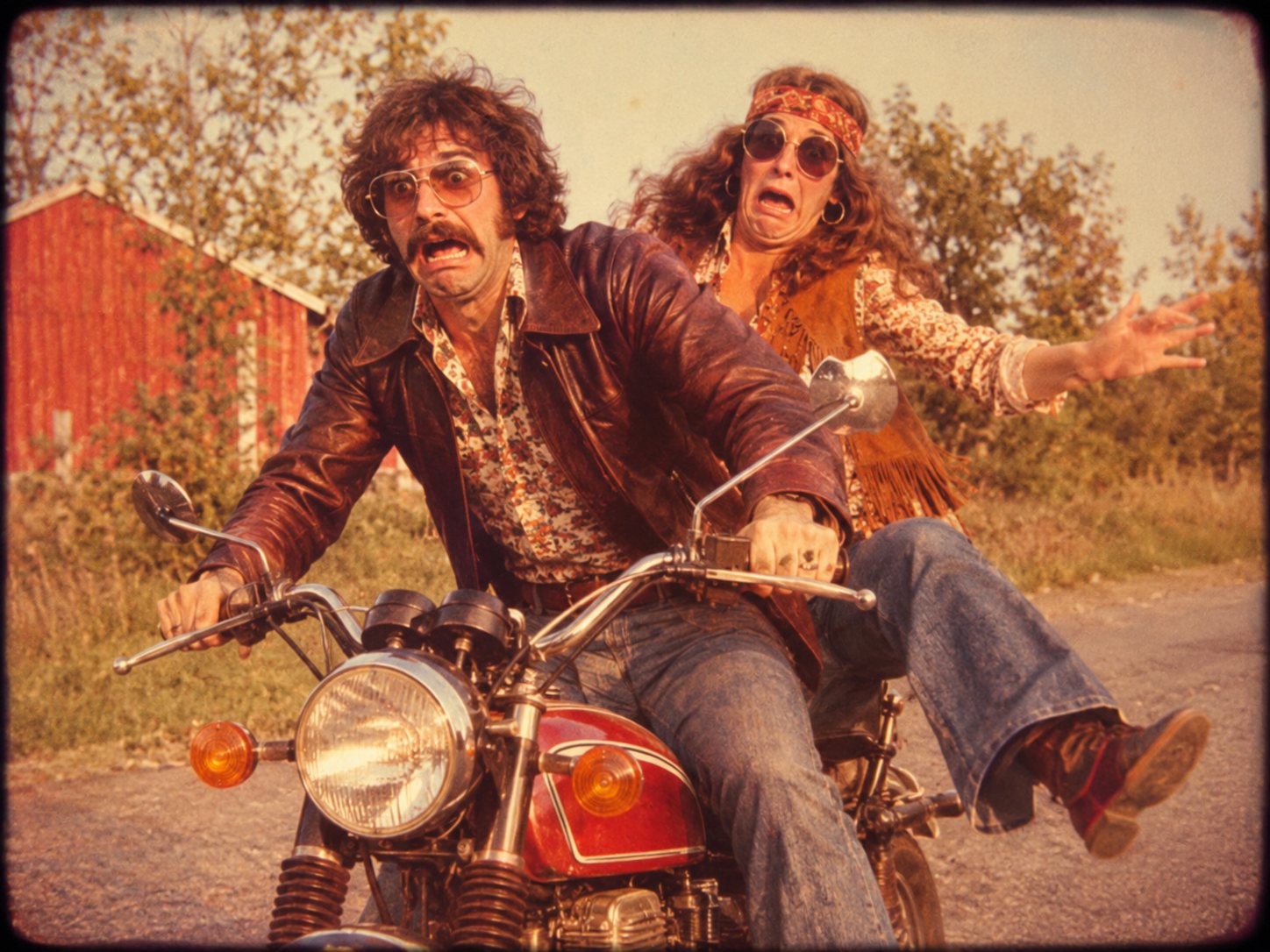 Couple sur une moto rétro, l’air terrifié / Retro couple on a motorcycle, looking terrified