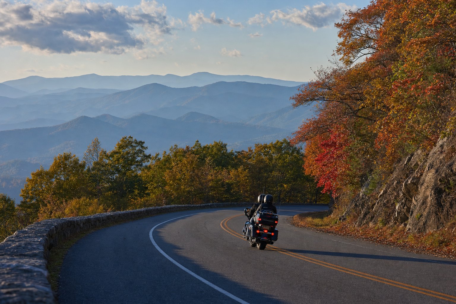 Moto de tourisme sur une route en lacets des Blue Ridge, en automne