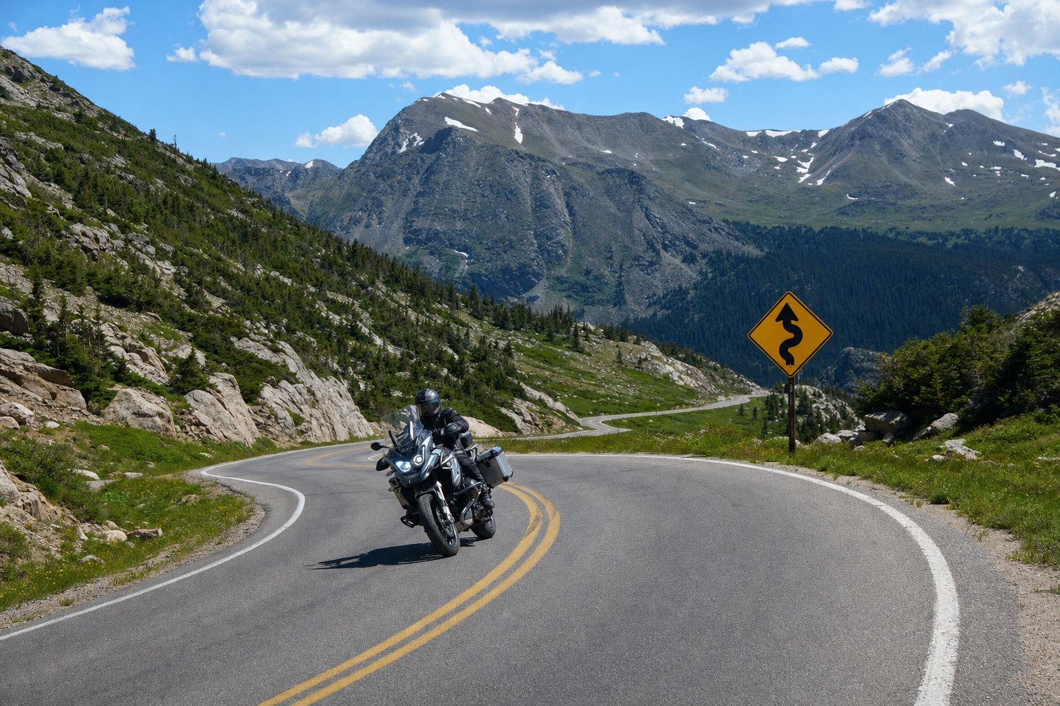 Moto inclinée dans une courbe de montagne, panneau de virage