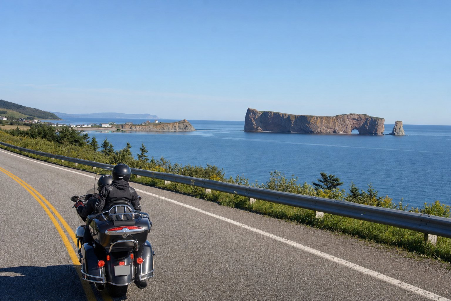 Moto sur la route 132 en Gaspésie, face au rocher Percé
